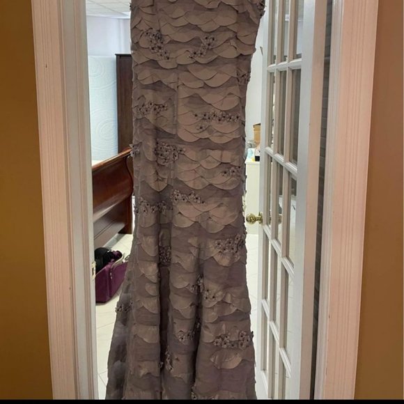 Grey Dress Size 6 with flowers - Picture 3 of 3